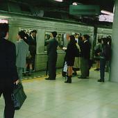 Japonais qui attendent le train... en file indienne
