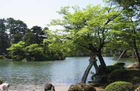 Lanterne Kotoji dans le jardin du Kenroku-en a Kanazawa