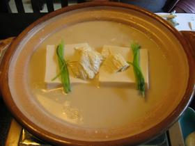 Tôfu baignant dans le jus de grains de soja